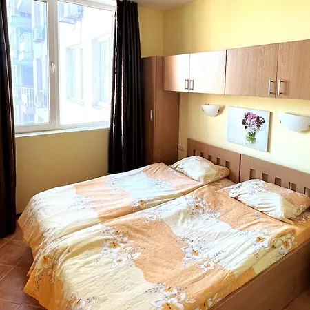 Апартаменти Spacious Sunny 2 Bedroom Fits 6