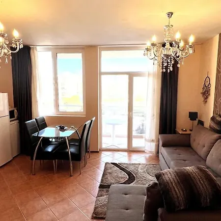 Апартаменти Spacious Sunny 2 Bedroom Fits 6