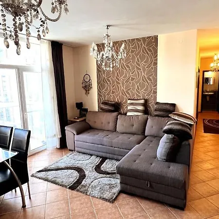 Spacious Sunny 2 Bedroom Fits 6 * Сонячний Берег