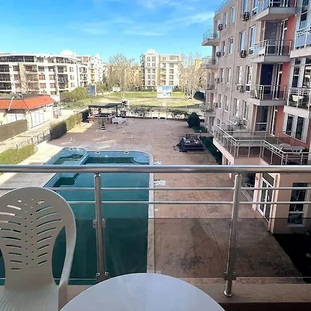 Апартаменти Spacious Sunny 2 Bedroom Fits 6 Сонячний Берег