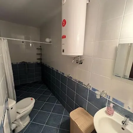 Apartment Spacious Sunny 2 Bedroom Fits 6