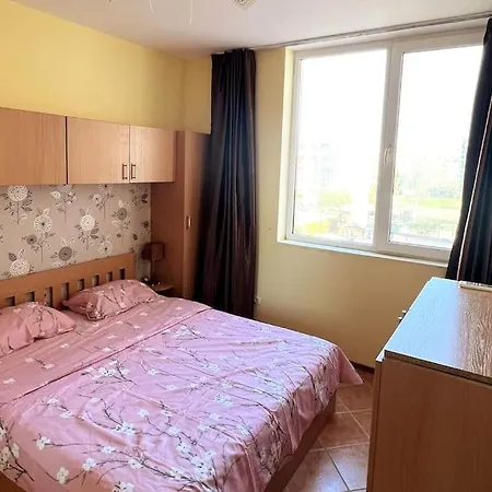 Spacious Sunny 2 Bedroom Fits 6 Apartment